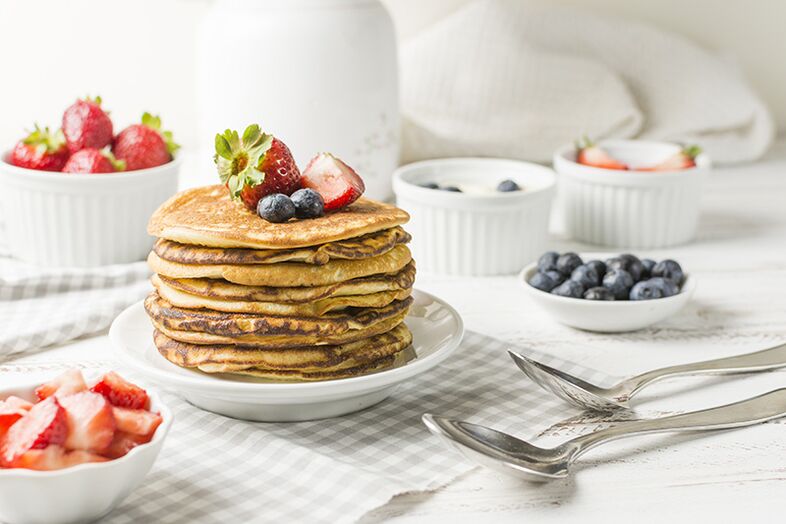 If you eat properly, you can cook oatmeal pancakes and apples for breakfast