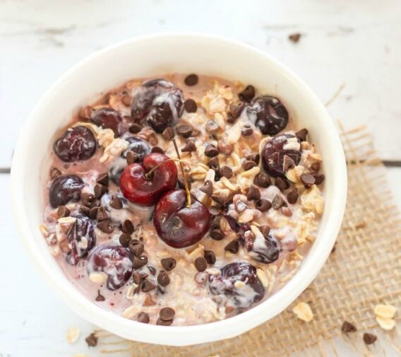 Diet oatmeal with dark chocolate and cherries